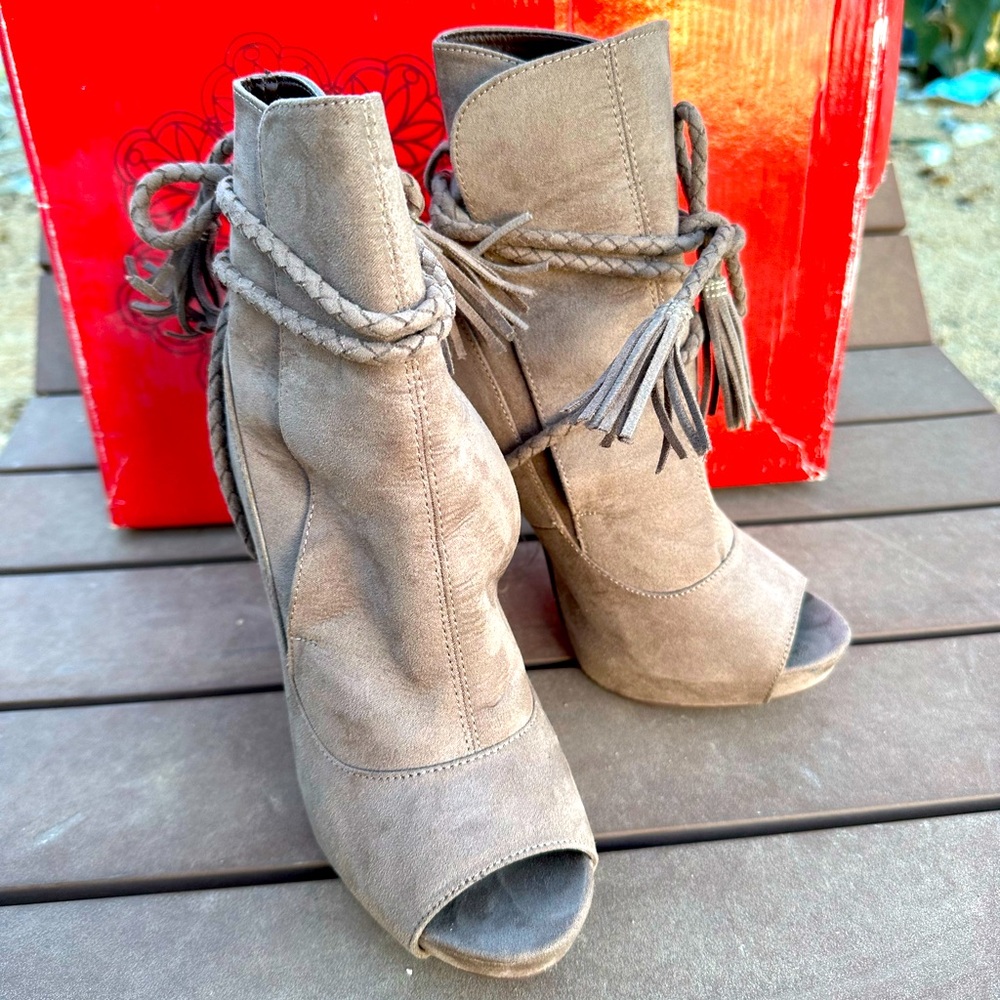 ANDREA cream lace up rope tie tassle boots, size 7
